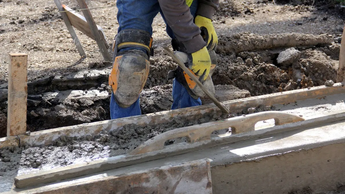 Application du béton ciré à la taloche sur un plan de travail, aspect minéral et continu
