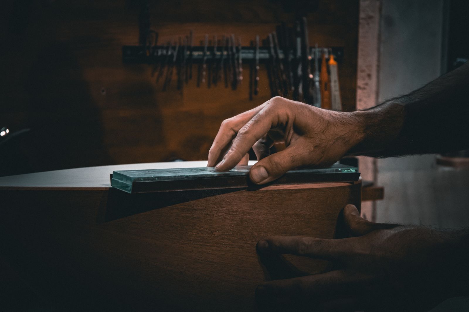Affûter ses ciseaux à bois correctement